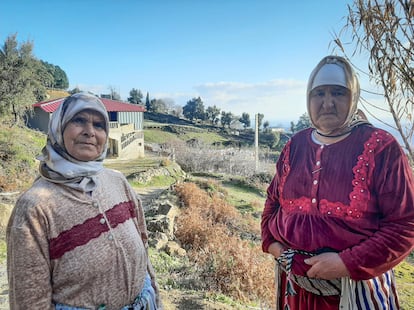 Las hermanas Samira y Salima Sharfi, campesinas del Rif que cultivaban cannabis ilegal y fueron indultadas por Mohamed VI en 2024, en febrero en Ben Berred (Marruecos).