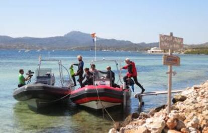 El equipo de 'Volando voy' en la bahía de Fornells.