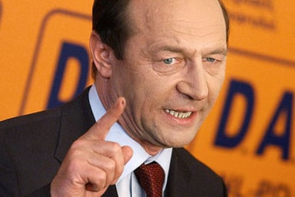 Traian Basescu, durante una conferencia de prensa en Bucarest, tras conocer su victoria.