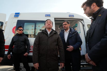 El ministro de Exteriores, José Manuel Albares, durante la presentación las ambulancias en Kiev, este miércoles.