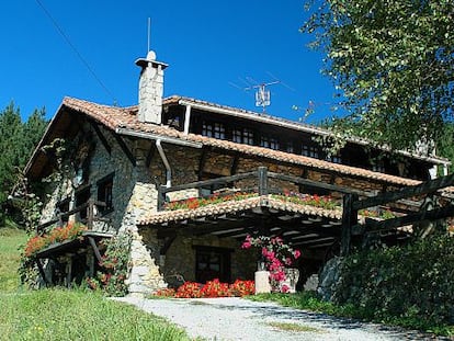 Exterior de la casa rural vizcaína Txopebenta.