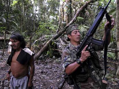 Un soldado ecuatoriano participa en la búsqueda de los cadáveres en territorio tagaeri.