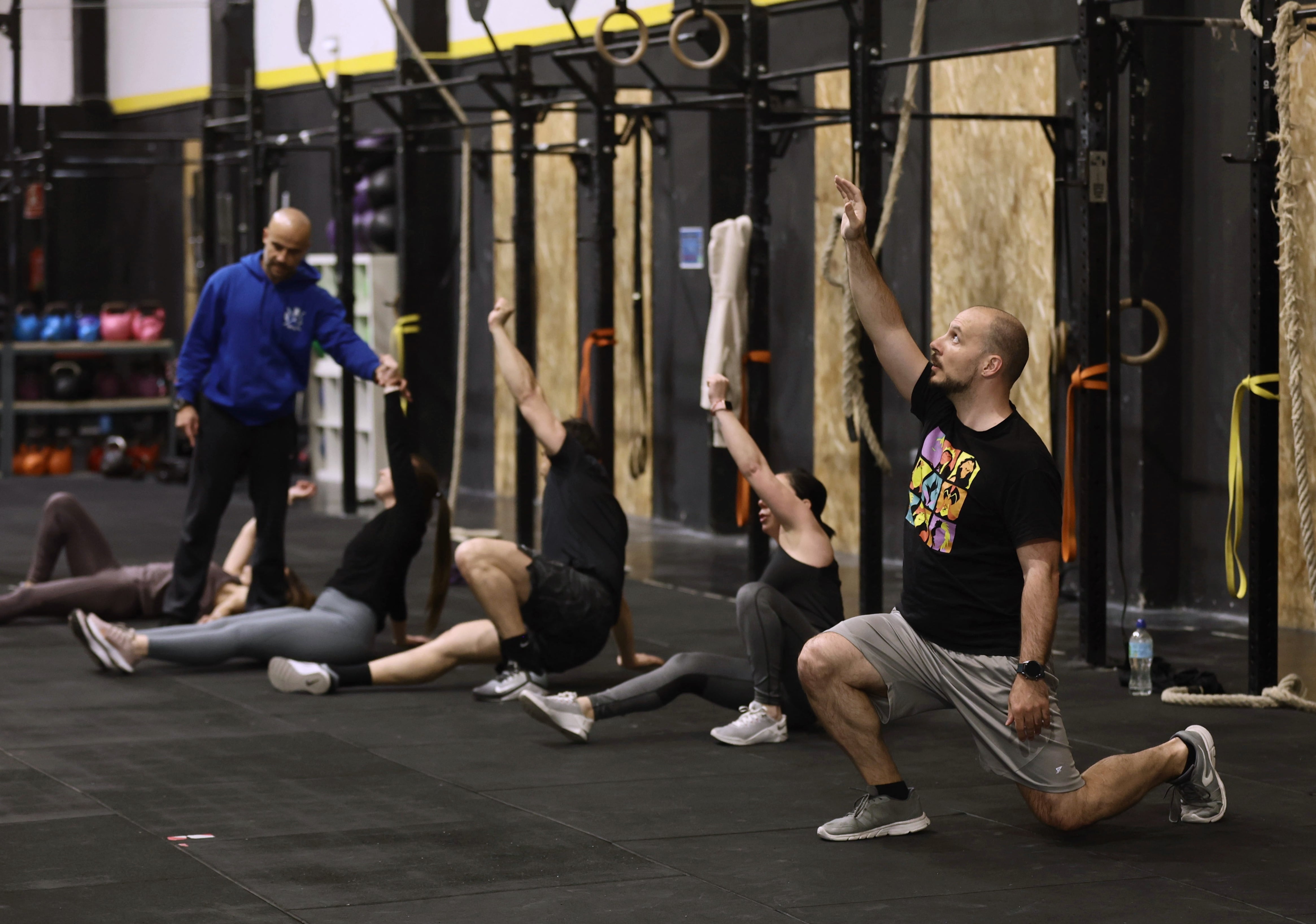 Varias personas realizan ejercicio en un gimnasio.
