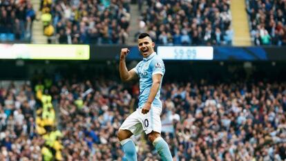 Agüero celebra uno de sus goles del pasado sábado.