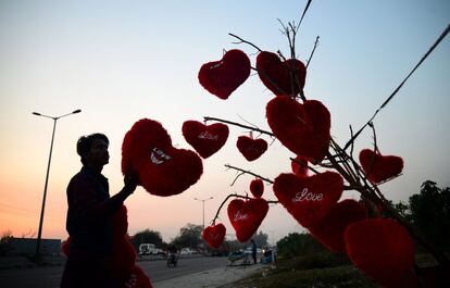 Un vendedor ambulante ofrece almohadas con forma de corazón en Jalandhar (India), el 9 de febrero de 2018.