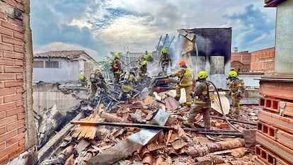 El capitán del Cuerpo de Bomberos Medellín, Fabián Patiño, ha asegurado que “En este momento se está realizando una atención de control del fuego que se presenta a causa del combustible de la aeronave en seis inmuebles. El incendio está controlado en un 95%. Tenemos 35 unidades de bomberos haciendo las labores”.


