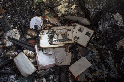 Unas fotografías antiguas encontradas entre los restos calcinados de la casa de Sol y Graciela. El jardín de la entrada huele a libro antiguo quemado. El hogar donde soñaba con envejecer Graciela Cifuentes, que levantó su madre hace dos décadas, ya no existe. Ella y su hija fueron asesinadas en esa propiedad el pasado 15 de marzo.