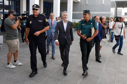 El ministro Fernando Grande-Marlaska visita, el pasado 10 de julio, el puerto de Algeciras (Cádiz), junto a un mando de la Policía Nacional y otro de la Guardia Civil.
