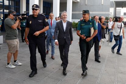 El ministro Fernando Grande-Marlaska visita, el pasado 10 de julio, el puerto de Algeciras (Cádiz), junto a un mando de la Policía Nacional y otro de la Guardia Civil.