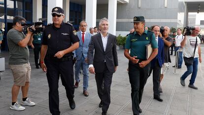El ministro Fernando Grande-Marlaska visita, el pasado 10 de julio, el puerto de Algeciras (Cádiz), junto a un mando de la Policía Nacional y otro de la Guardia Civil.