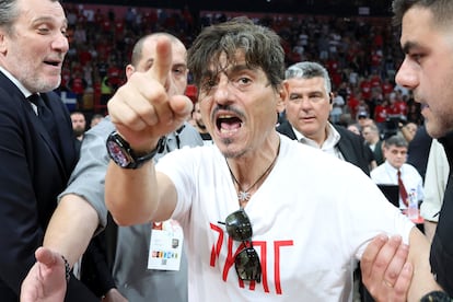 Dimitris Giannakopoulos, preopietario del Panathinaikos, antes del partido ante el Olympiacos ayer.