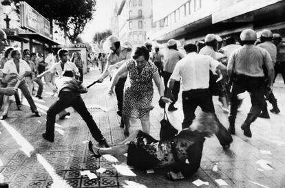 Agentes de la Policía Nacional cargan contra una concentración de trabajadores en las puertas de El Corte Inglés de Barcelona, durante la jornada de huelga general convocada en toda España por las centrales sindicales en protesta por el recorte de las pensiones.