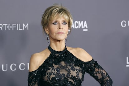 Jane Fonda nació en Nueva York el 21 de diciembre de 1937. Hoy es una polifacética actriz con una larga carrera en el cine que incluye más de cincuenta películas. Pero no solo pasará a la historia como historia de Hollywood, también por ser un icono pacifista durante de la guerra del Vietnam o de haber convertido en imborrable su imagen como profesora de aerobic en la década de los ochenta. 