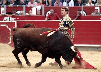 Ginés Marín se adorna ante uno de sus toros.