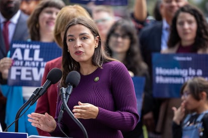 Alexandria Ocasio-Cortez habla con sus partidarios en la presentación de la Ley de Viviendas en Capitol Hill en Washington, el 18 de septiembre de 2024.