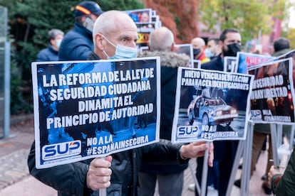 Una manifestante porta carteles del SUP en contra de la reforma de la ‘ley mordaza’ en una protesta celebrada en Madrid en noviembre de 2021.