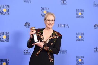 La actriz Meryl Streep posa para los medios con el premio honorífico Cecil B. De Mille, a toda su carrera.