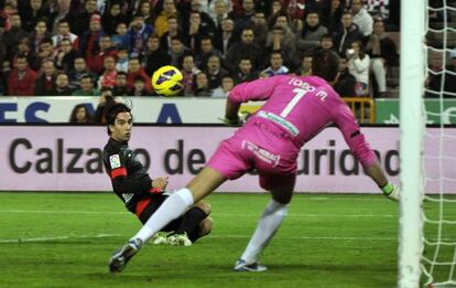 Arda Turan, en el remate que supuso el gol del triunfo del Atlético