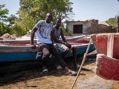 Los pescadores Mamadou Ndiaye y Alou Jaeng, el pasado abril en Albreda, un asentamiento histórico en la orilla norte del río Gambia.