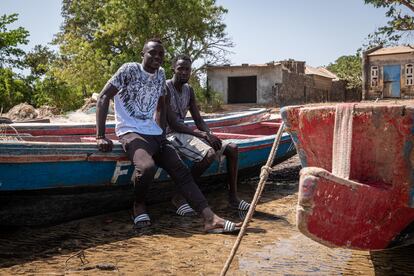 Los pescadores Mamadou Ndiaye y Alou Jaeng, el pasado abril en Albreda, un asentamiento histórico en la orilla norte del río Gambia.