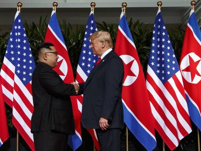 El líder de Corea del Norte, Kim Jong-un, y el presidente de EE UU, Donald Trump, en Singapur, el pasado 12 de junio.