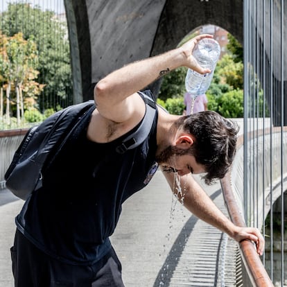 Un chico se moja la cabeza, a 12 de agosto en Madrid (España). La Agencia Estatal de Meteorología (AEMET) ha extendido el aviso por ola de calor "probablemente hasta el lunes 18 de agosto". Dado que comenzó el pasado día 3, esto supondría que la ola de calor se extendería durante 15 días, una situación que no se ha experimentado en España desde 2022 (cuando hubo una ola de 18 días y otra de 16).
12 AGOSTO 2025
Ricardo Rubio / Europa Press
12/08/2025