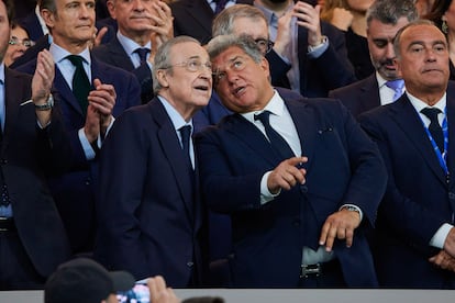 Florentino Pérez (izquierda) y Joan Laporta durante el Real Madrid - Barcelona de la temporada 23-24.