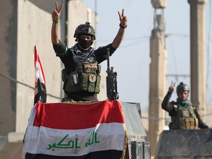 Miembros de las fuerzas antiterroristas de &eacute;lite iraqu&iacute;es hacen el s&iacute;mbolo de la victoria ayer en Ramadi.