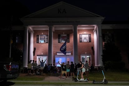 Estudiantes seguidores de Donald Trump proyectan el debate sobre la fachada de una fraternidad universitaria en Atlanta.