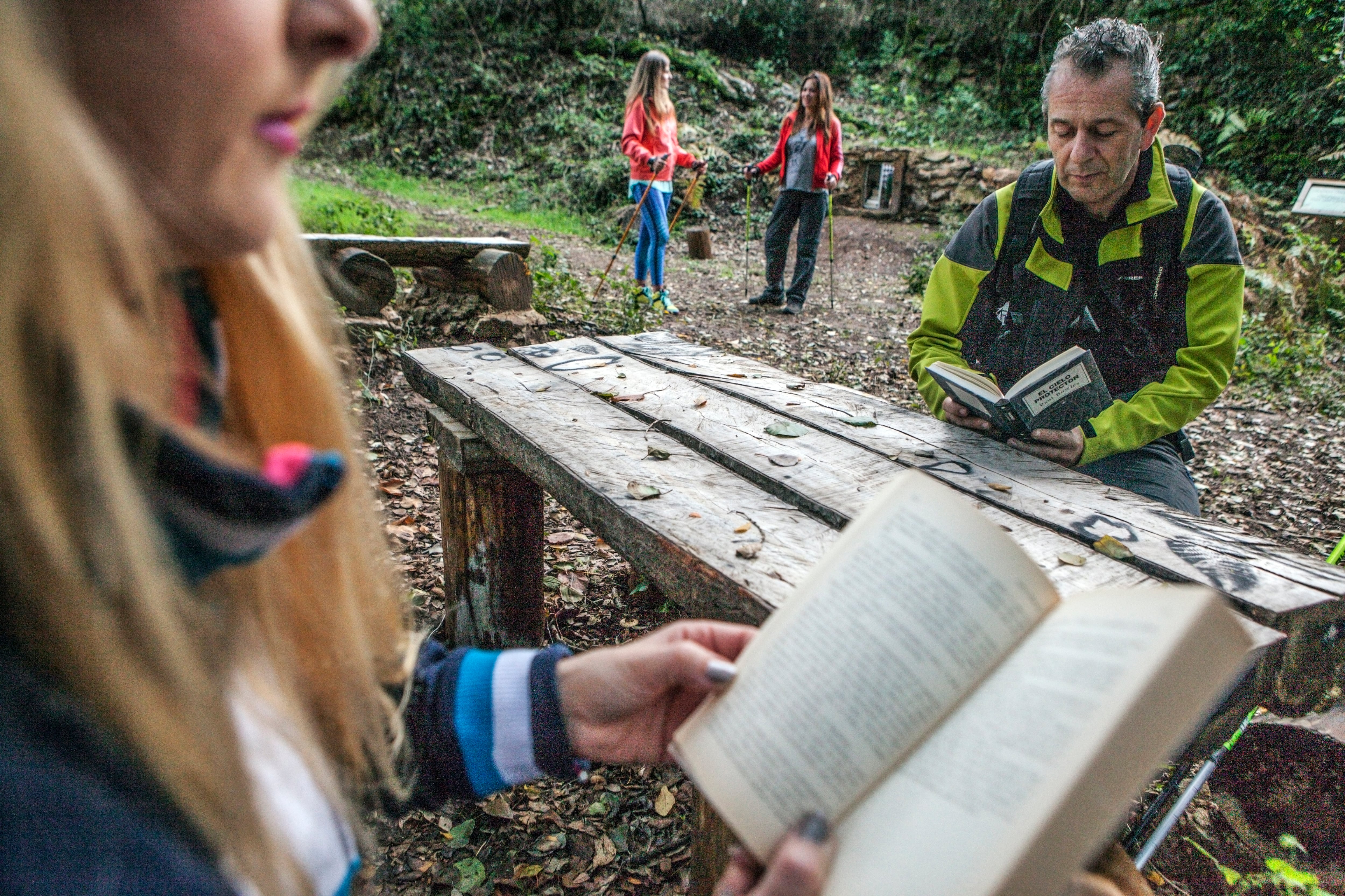 Uno de los puntos de lectura en el llamado el Bosque de las Letra, en Santa Ana la Real.