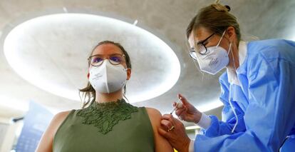 Una mujer recibe una dosis de la vacuna de AstraZeneca en Colonia (Alemania).