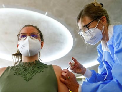 Una mujer recibe una dosis de la vacuna de AstraZeneca en Colonia (Alemania).