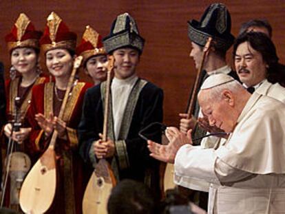 El Papa aplaude a un grupo de músicos en la Universidad de Astana.