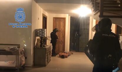 Momento de la detención del narcotraficante en su vivienda de Marbella.