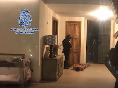 Momento de la detención del narcotraficante en su vivienda de Marbella.