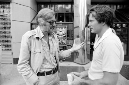 O criador de quadrinhos Stan Lee conversa com Nicholas Hammond, ator que deu vida a Peter Parker em um dos filmes de Homem-Aranha, em 6 de julho de 1978.