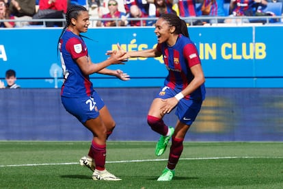 Salma Paralluelo celebra el primer gol junto a Esmee Brugts (i).