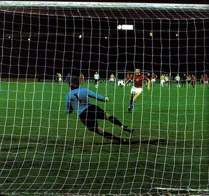 Llegado el momento clave para la República Checa tras el fallo de Uli Hoeness, que estrelló el balón en el larguero, Antonín Panenka sorprendería al mundo con una nueva forma de lanzar los penaltis. Un remate picado, suave y al centro de la portería, con el que engañó a Sepp Maier y resolvió la final. Su carrera con los brazos apuntando al cielo es una de las imágenes más recordadas del campeonato.