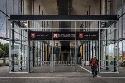 Un hombre en la entrada de la estación Zinacantepec del tren México - Toluca.