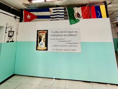 Una lona con un mensaje dentro del área de derecho del Centro Universitario Devoto, en Buenos Aires. 