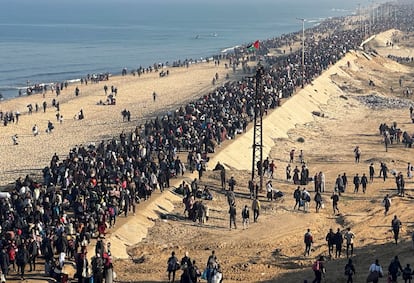 Miles de personas desplazadas emprenden el camino hacia sus casas en el norte de Gaza, este lunes. La ONU cifró en cerca de dos millones de personas los que se vieron desplazados por la ofensiva israelí. 