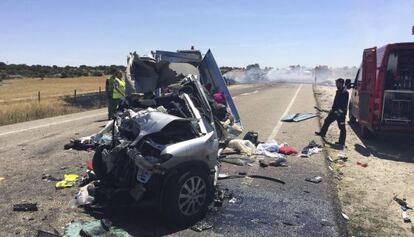 Estado en que ha quedado el coche en el que viajaban los niños fallecidos.