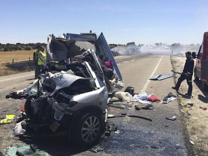 Estado en que ha quedado el coche en el que viajaban los niños fallecidos.