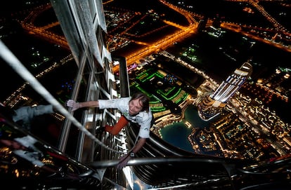 Alain Robert, conocido como el "hombre araña", trepa el edificio más alto del mundo, <i>Burj Dubai</i> en Emiratos Árabes Unidos. Robert escala la fachada de 828 metros de la torre asegurado con el arnés tiene el reconocimiento oficial en relación con la décima edición de Educación Sin Fronteras.