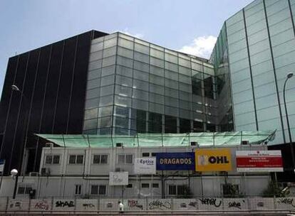 Obras en los Teatros del Canal, entre las calles de Cea Bermúdez y Bravo Murillo.