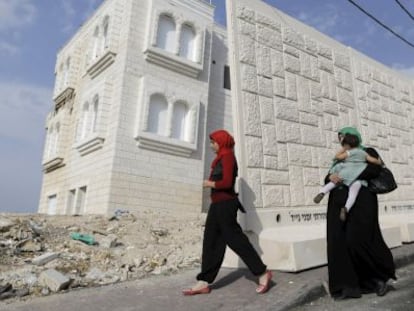 Tramo de muro erigido en el barrio de Jabel Mukaber de Jerusal&eacute;n Este.