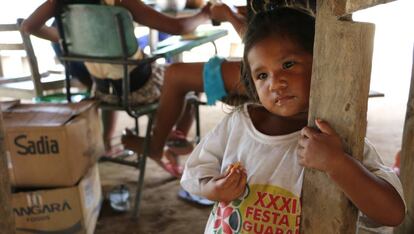 Uma menina sateré-mawé da aldeia da Vila Nova, na terra indígena Andará Marau, no Amazonas. Este povo indígena é um dos mais vulneráveis ao novo coronavírus. 