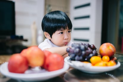 Niños y fruta