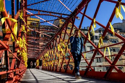 El proceso soberanista de Cataluña adoptó el color amarillo en 2014 para simbolizar sus reivindicaciones. En la imagen, el puente de les Peixateries Velles, construido en Girona en 1877 por Gustave Eiffel sobre el río Onyar, adornado con los lazos amarillos independentistas.