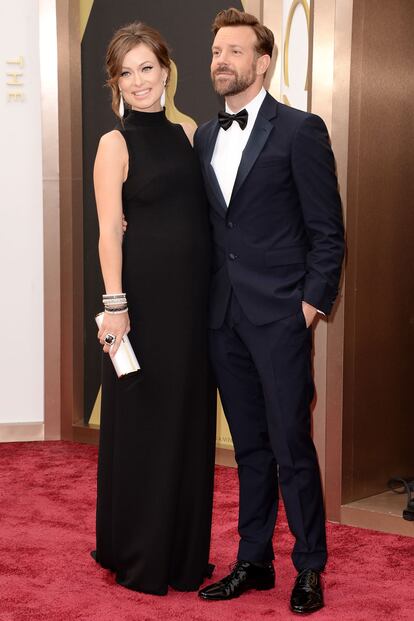 Olivia Wilde, en la recta final de su embarazo, optó por un sencillo vestido negro de Valentino. Su pareja Jason Sudeikis lució un esmoquin de Prada.